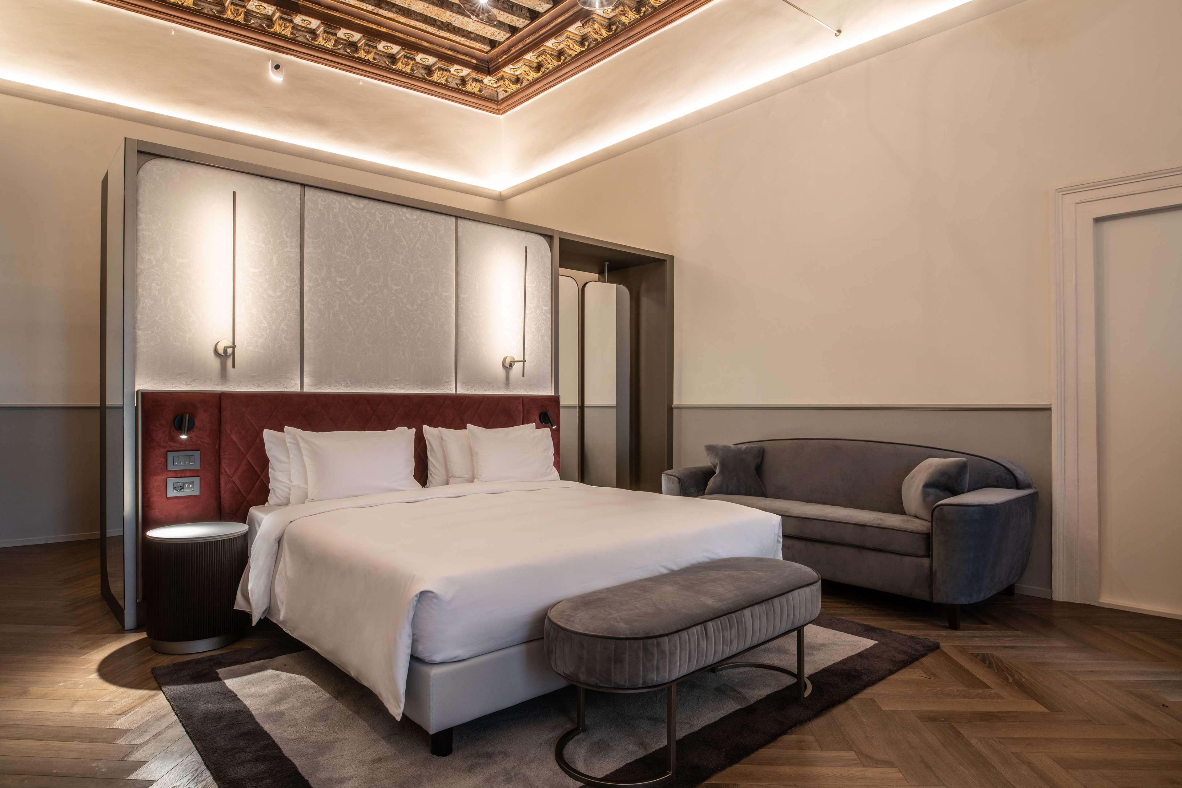 Radisson Collection Hotel, Palazzo Nani Venesia Bagian luar foto A bedroom at the hotel