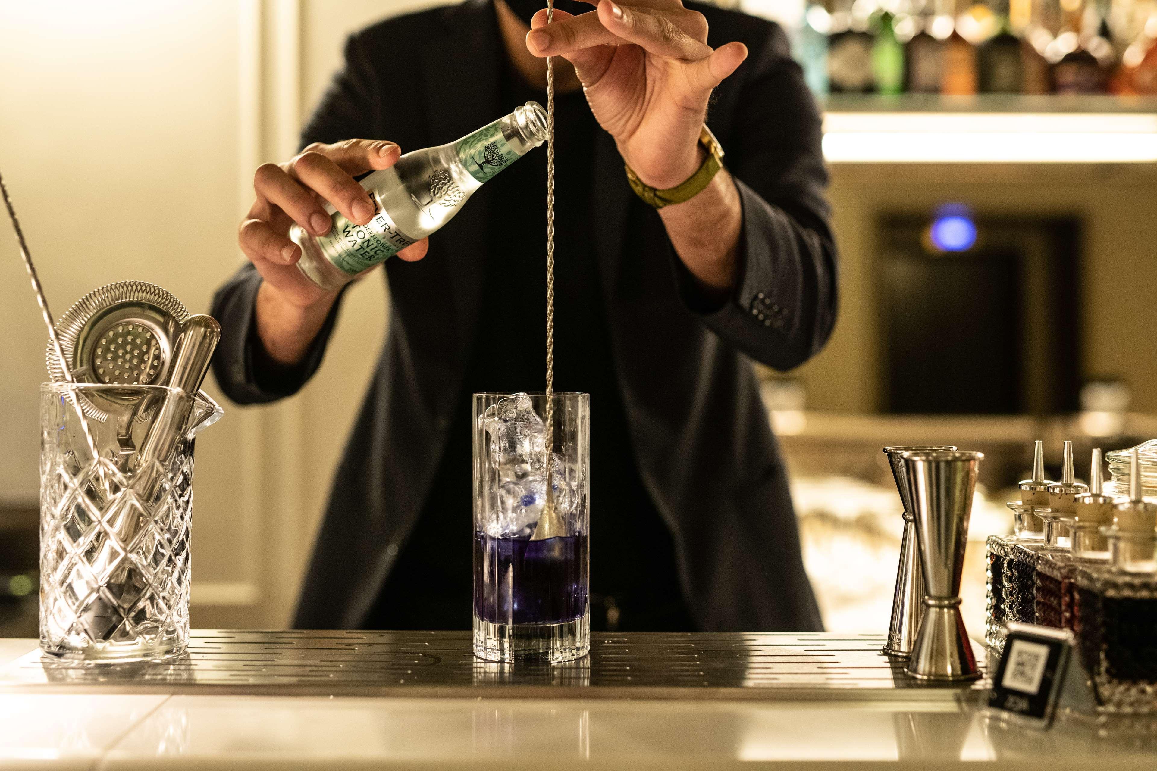 Radisson Collection Hotel, Palazzo Nani Venesia Bagian luar foto A bartender topping a cocktail with tonic water