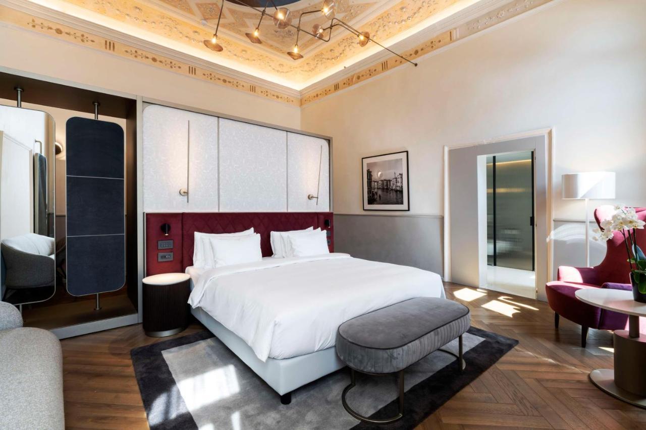 Radisson Collection Hotel, Palazzo Nani Venesia Bagian luar foto A bedroom at the hotel