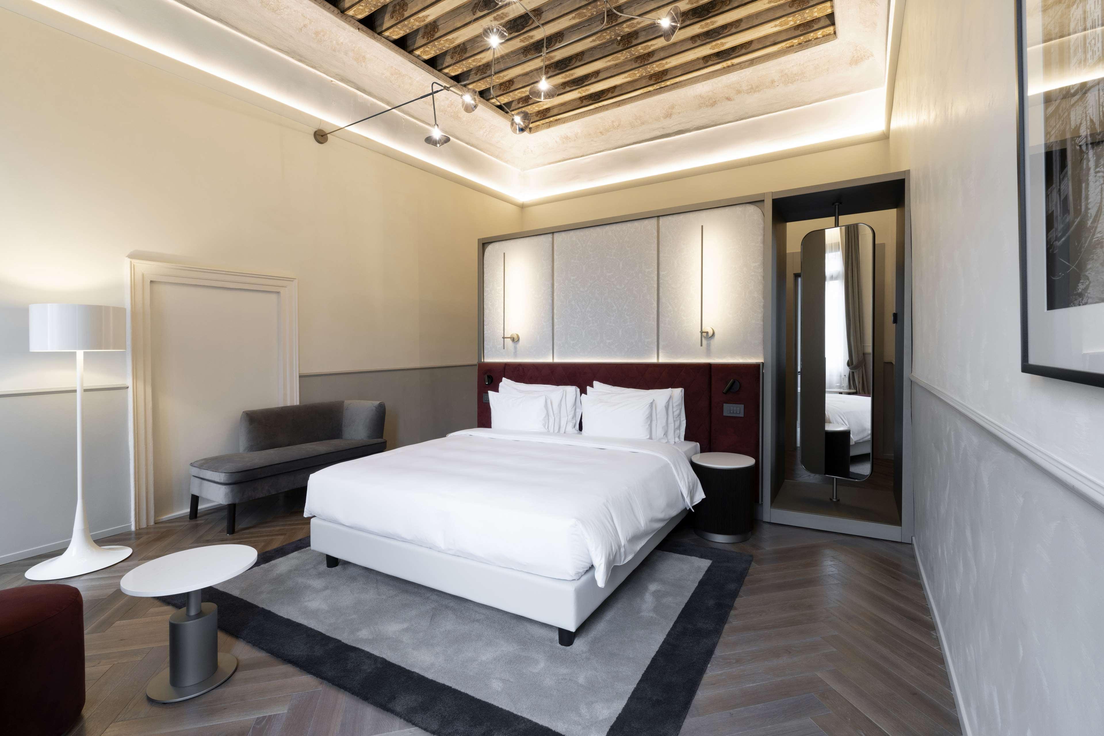 Radisson Collection Hotel, Palazzo Nani Venesia Bagian luar foto A bedroom at the hotel
