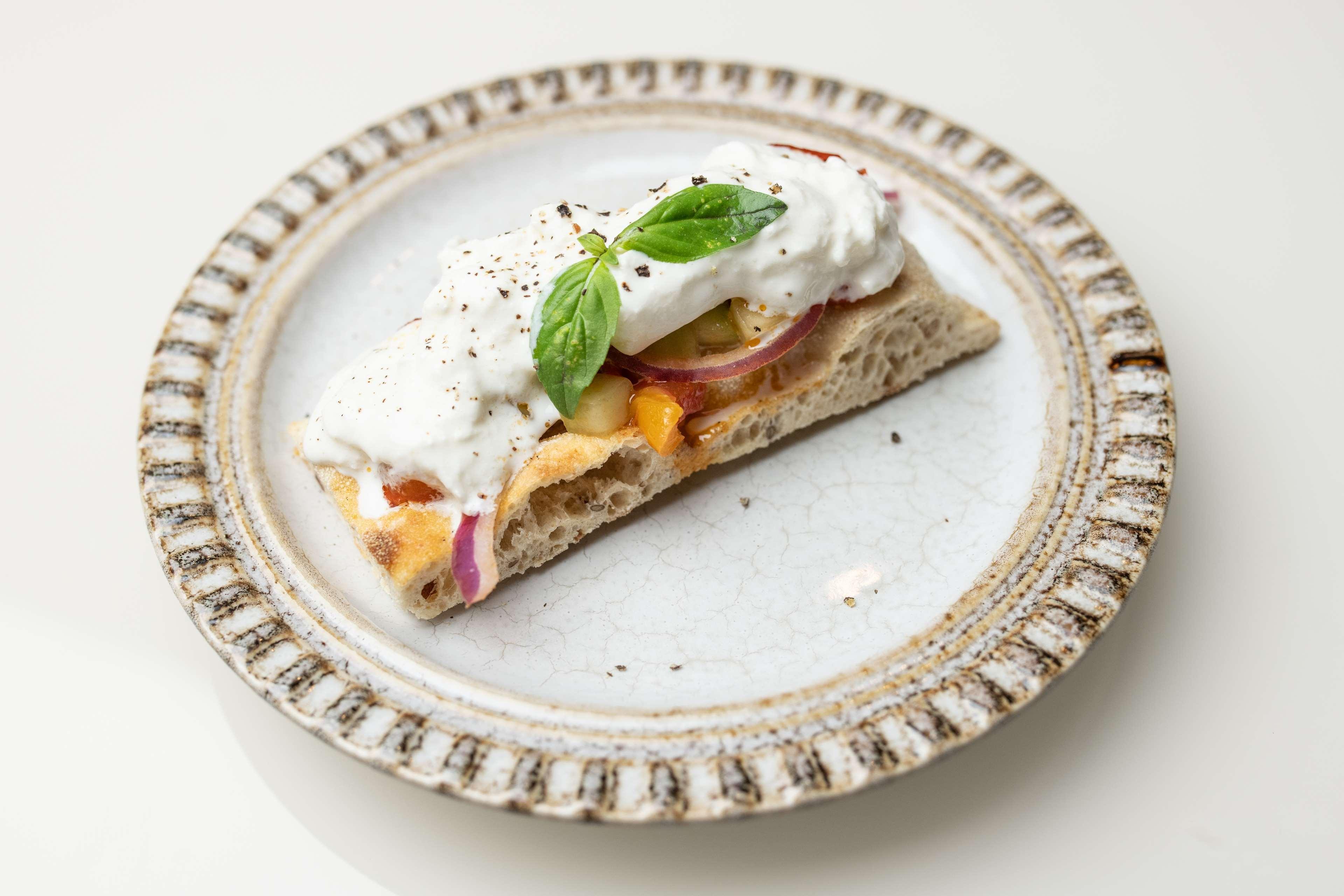 Radisson Collection Hotel, Palazzo Nani Venesia Bagian luar foto A piece of naan bread with a topping of yoghurt, red onion, and mango