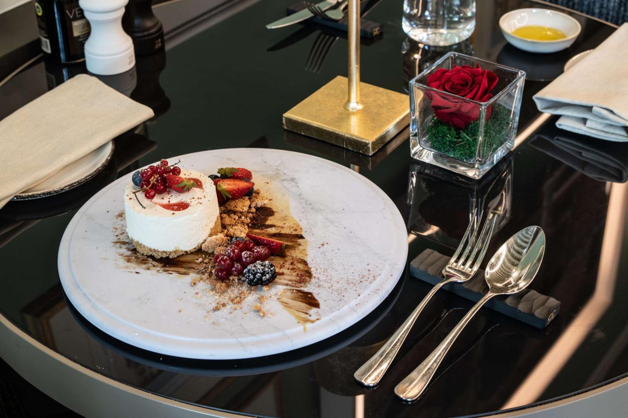 Radisson Collection Hotel, Palazzo Nani Venesia Bagian luar foto A dessert at the restaurant