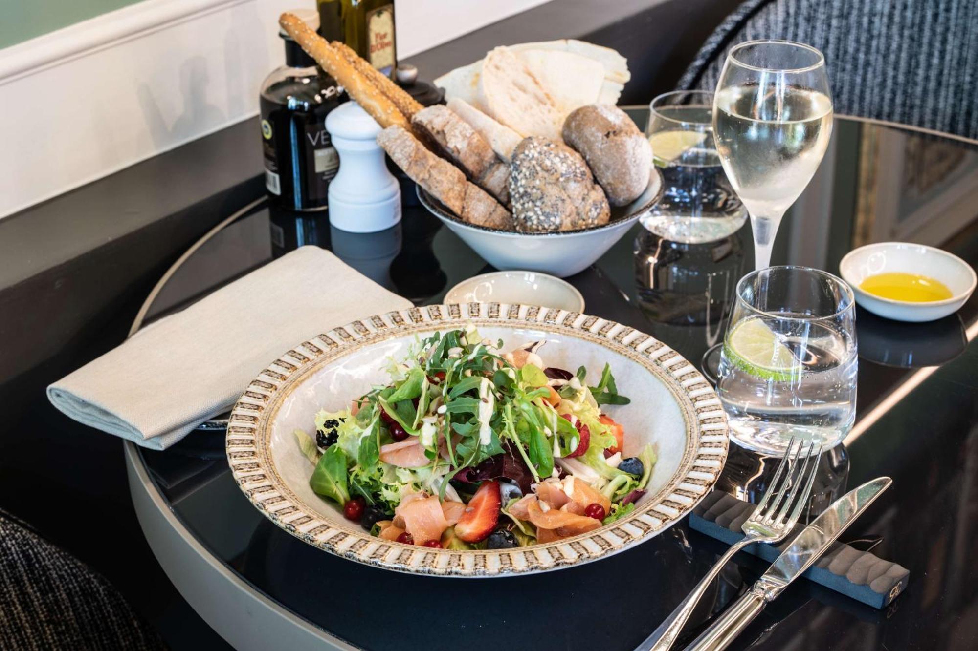 Radisson Collection Hotel, Palazzo Nani Venesia Bagian luar foto A salad at the restaurant