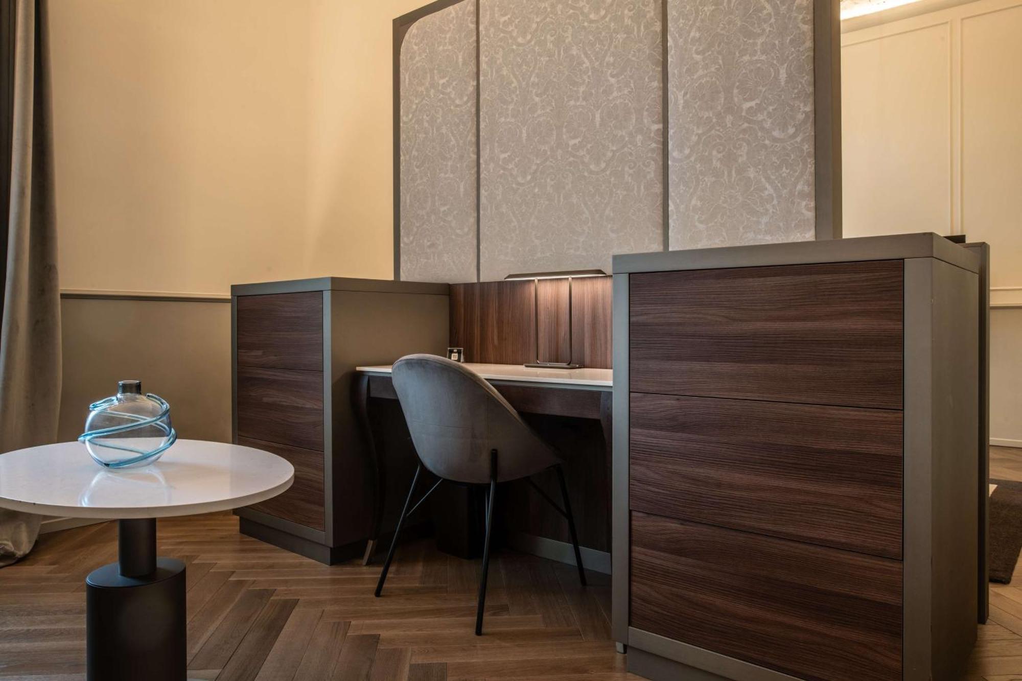 Radisson Collection Hotel, Palazzo Nani Venesia Bagian luar foto A work space at the library