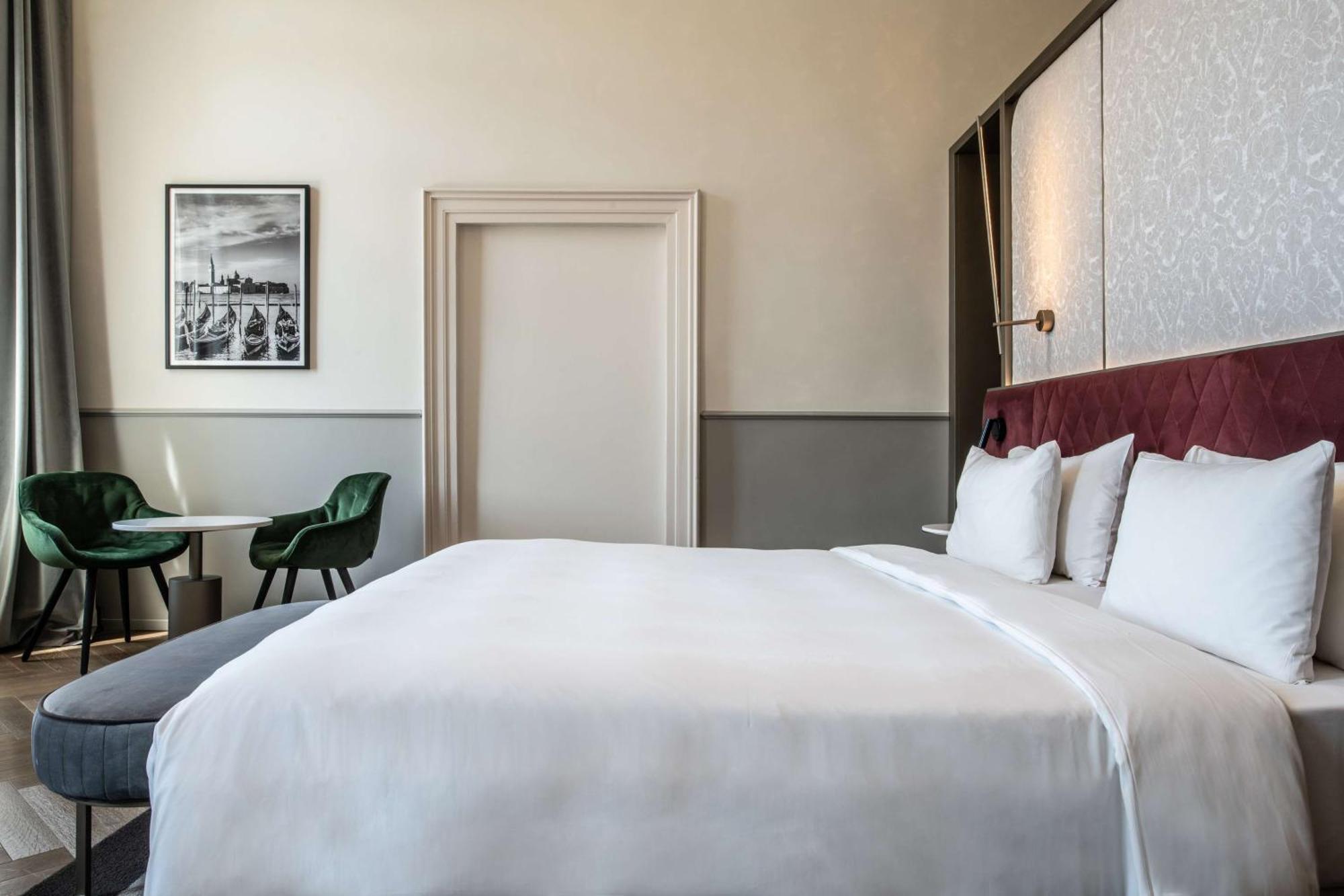 Radisson Collection Hotel, Palazzo Nani Venesia Bagian luar foto A bedroom at the hotel