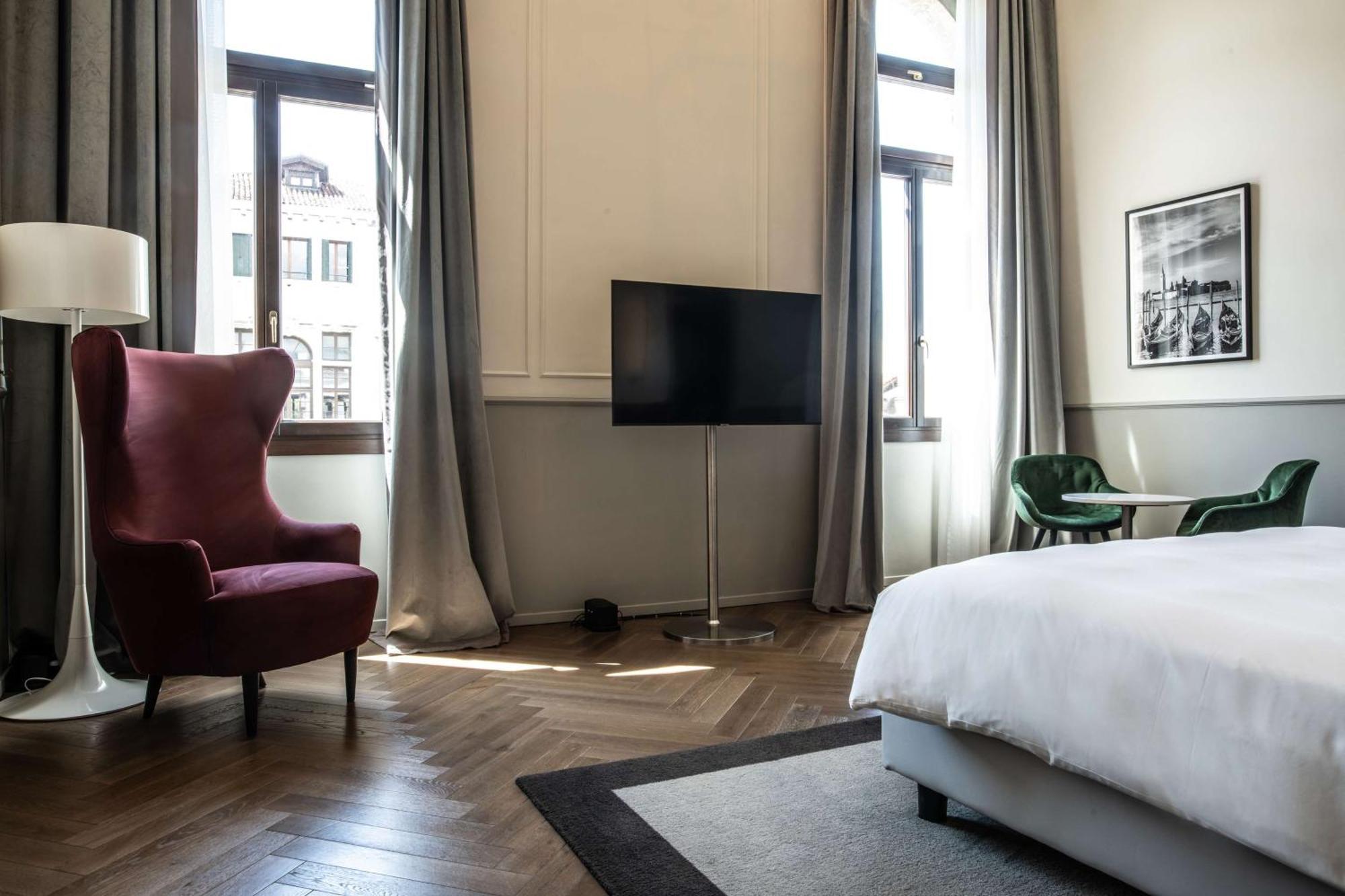 Radisson Collection Hotel, Palazzo Nani Venesia Bagian luar foto A room at the hotel