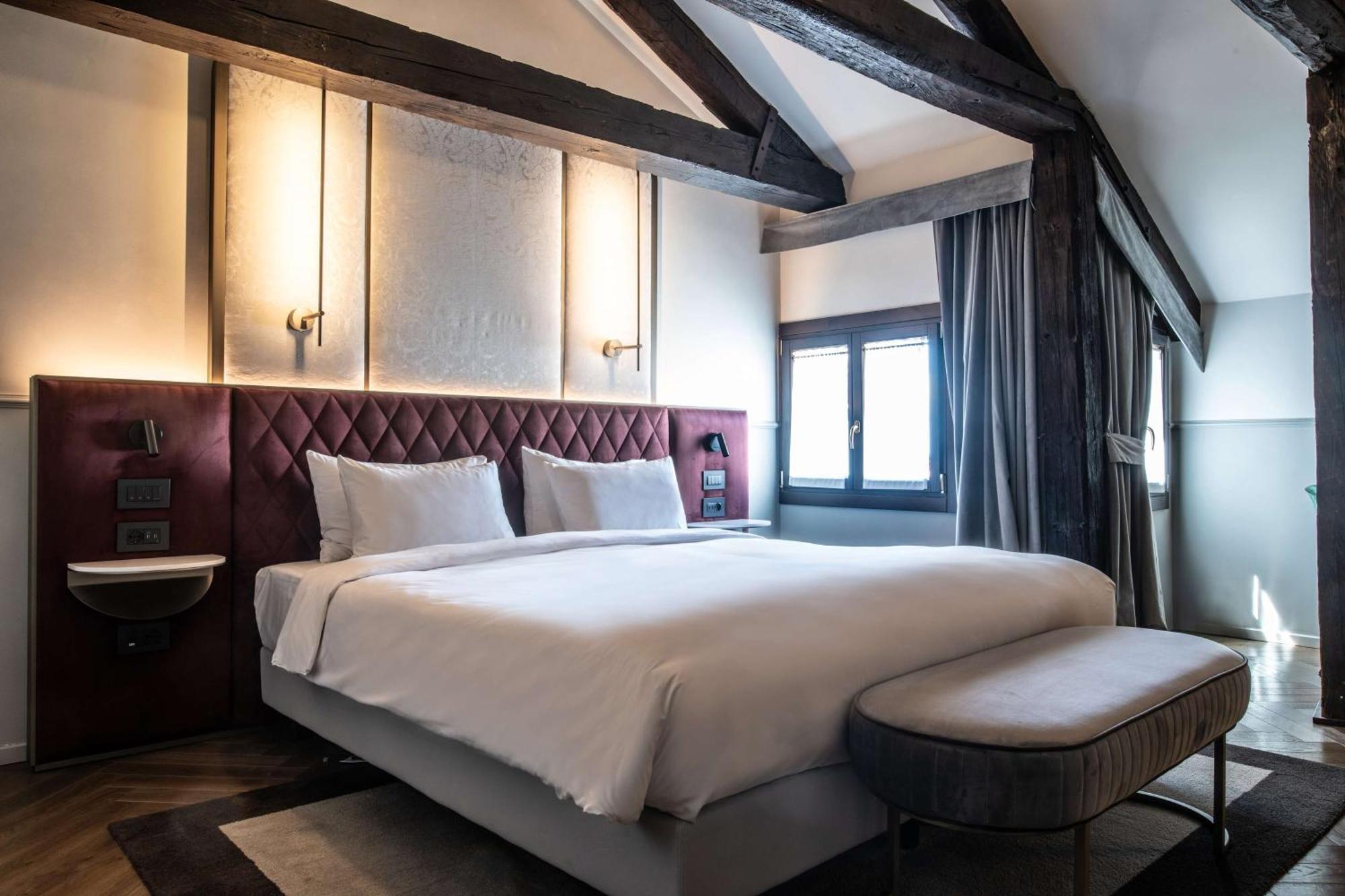 Radisson Collection Hotel, Palazzo Nani Venesia Bagian luar foto A bedroom at the hotel