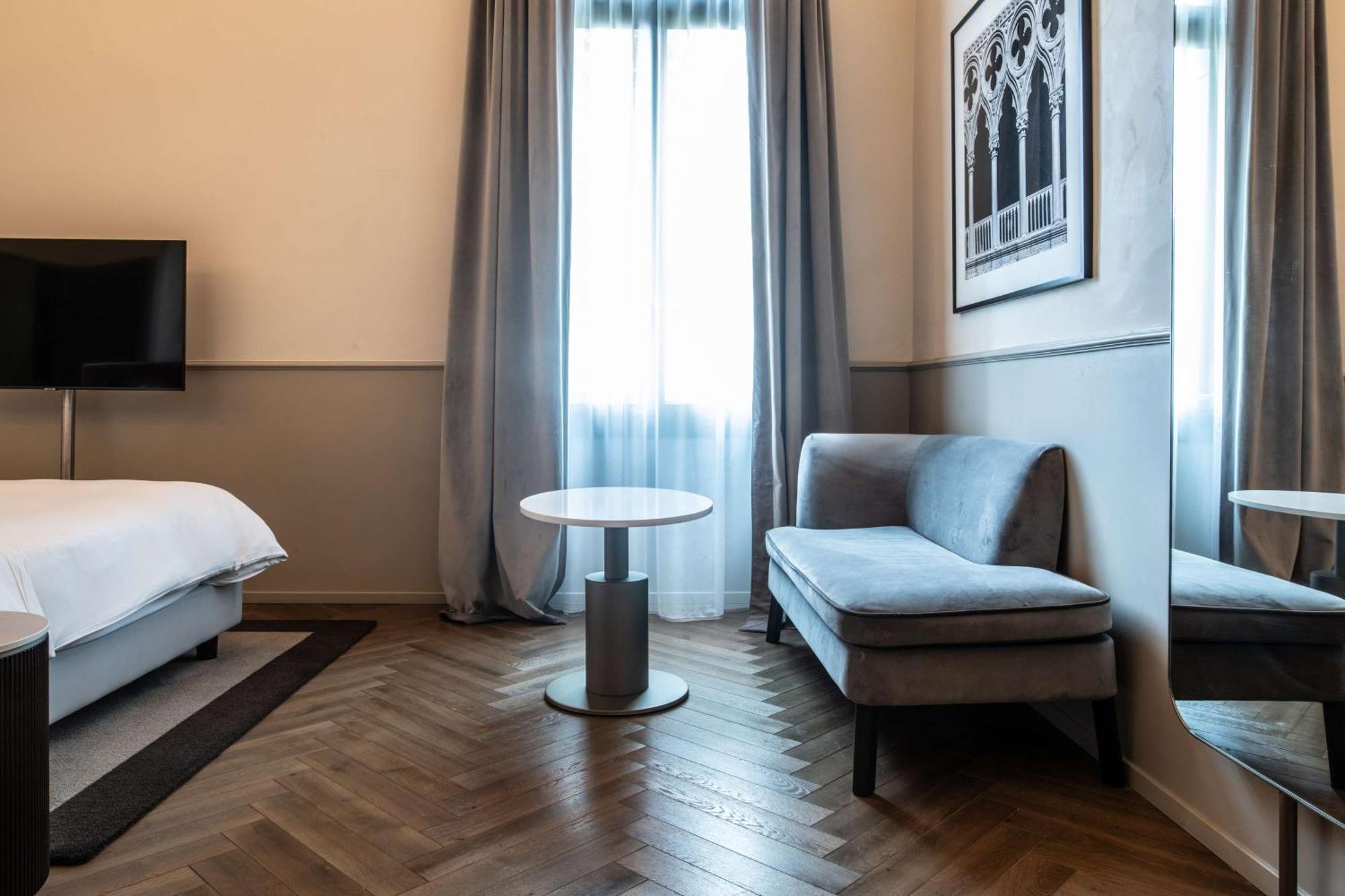 Radisson Collection Hotel, Palazzo Nani Venesia Bagian luar foto A room at the hotel