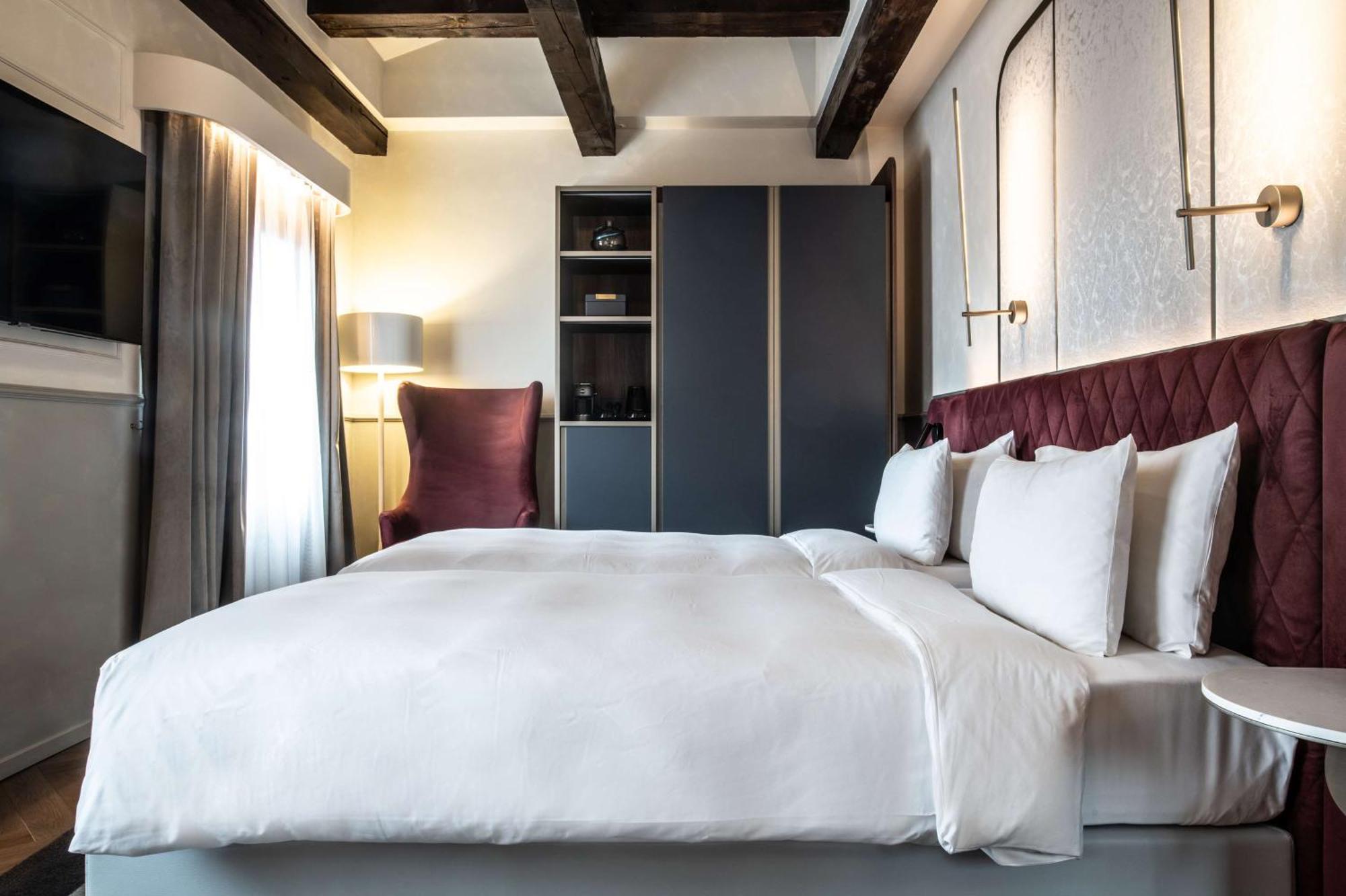 Radisson Collection Hotel, Palazzo Nani Venesia Bagian luar foto A bedroom at the hotel