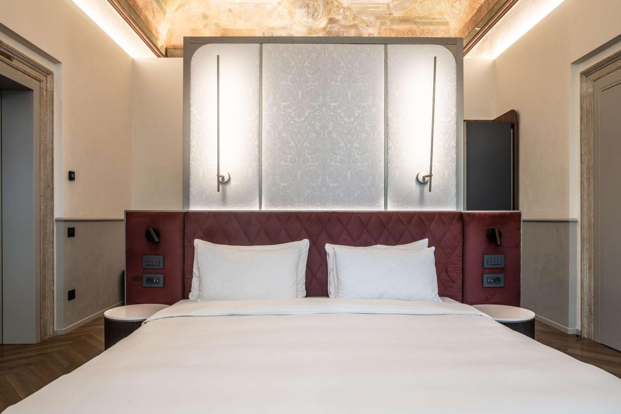 Radisson Collection Hotel, Palazzo Nani Venesia Bagian luar foto A bedroom at the hotel