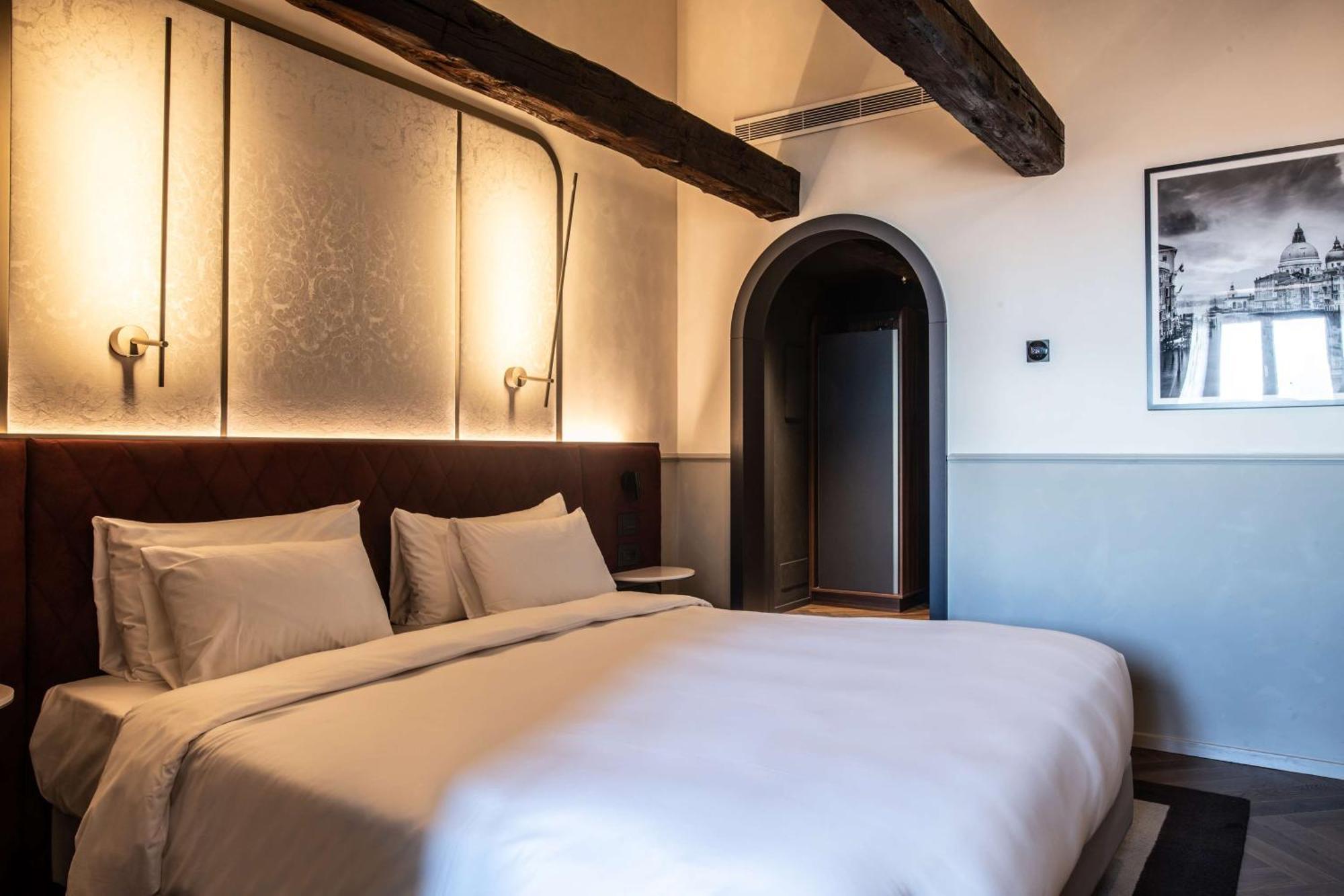 Radisson Collection Hotel, Palazzo Nani Venesia Bagian luar foto A room at the hotel