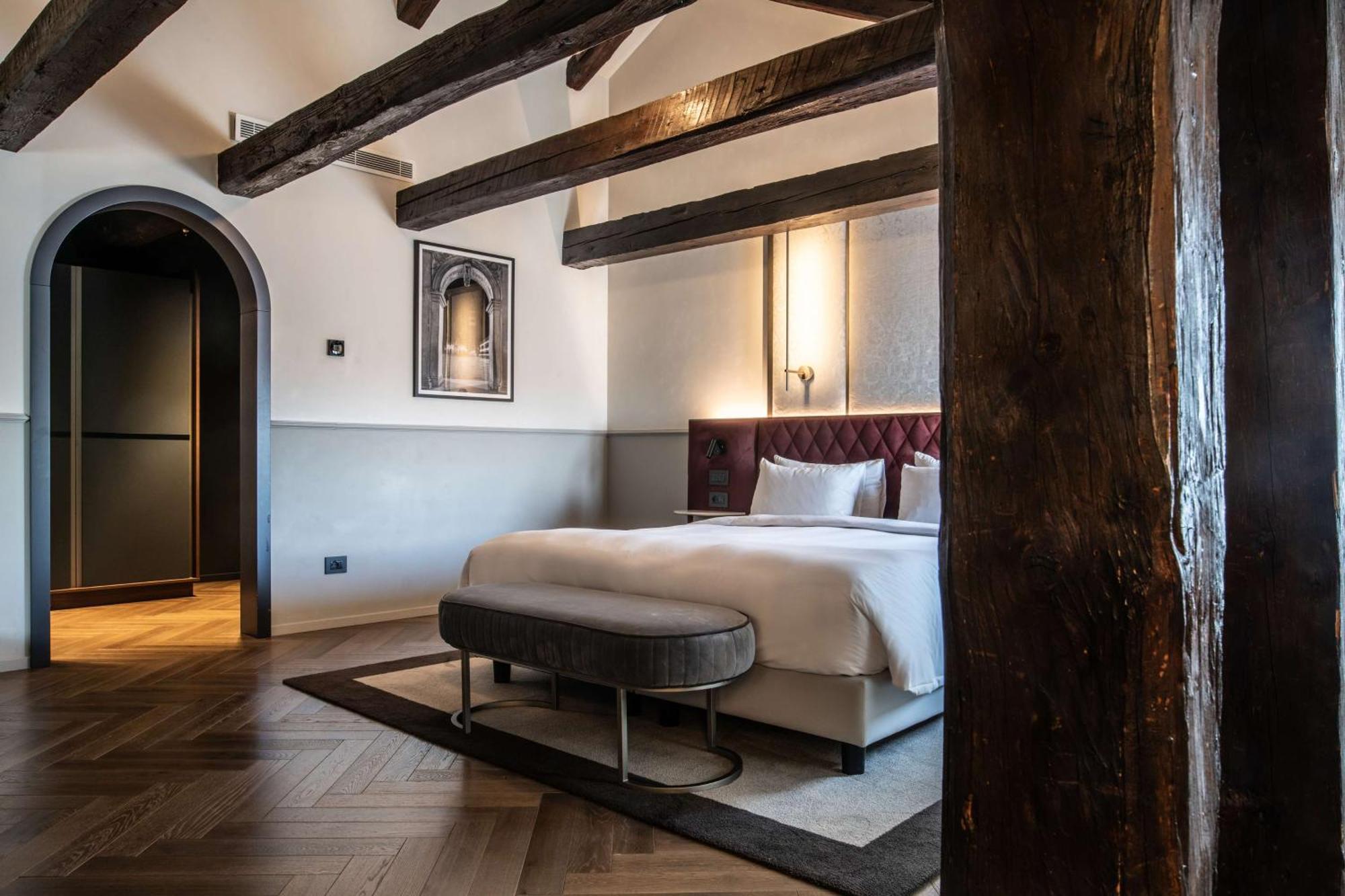 Radisson Collection Hotel, Palazzo Nani Venesia Bagian luar foto A bedroom at the hotel