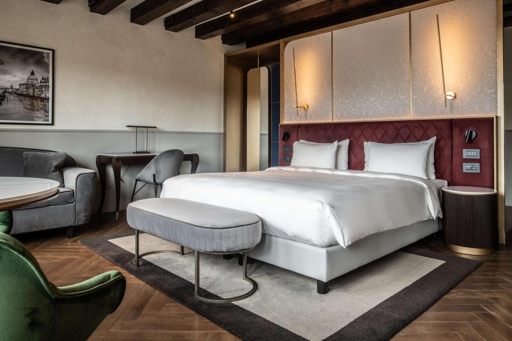 Radisson Collection Hotel, Palazzo Nani Venesia Bagian luar foto A bedroom at the hotel
