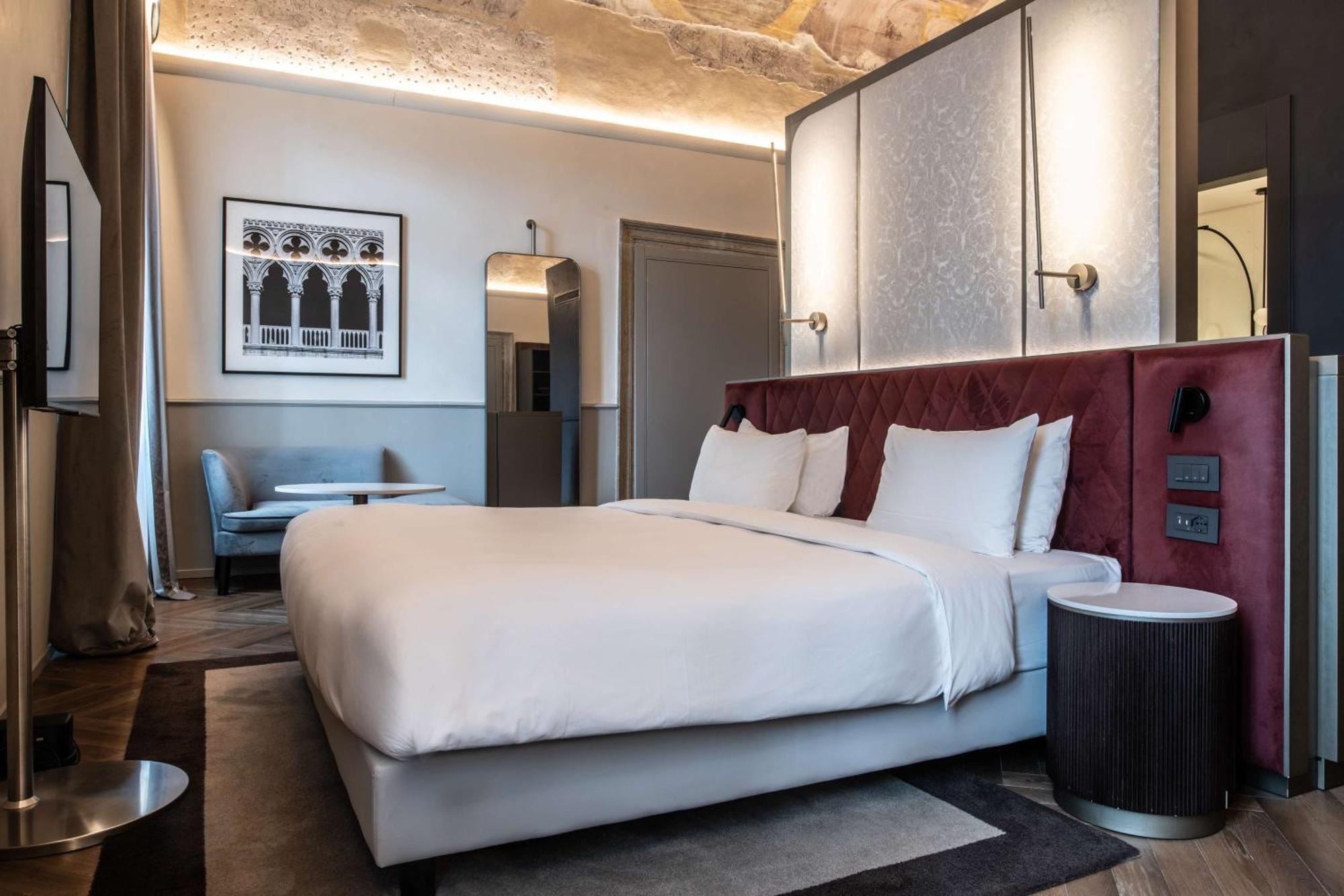 Radisson Collection Hotel, Palazzo Nani Venesia Bagian luar foto A bedroom at the hotel